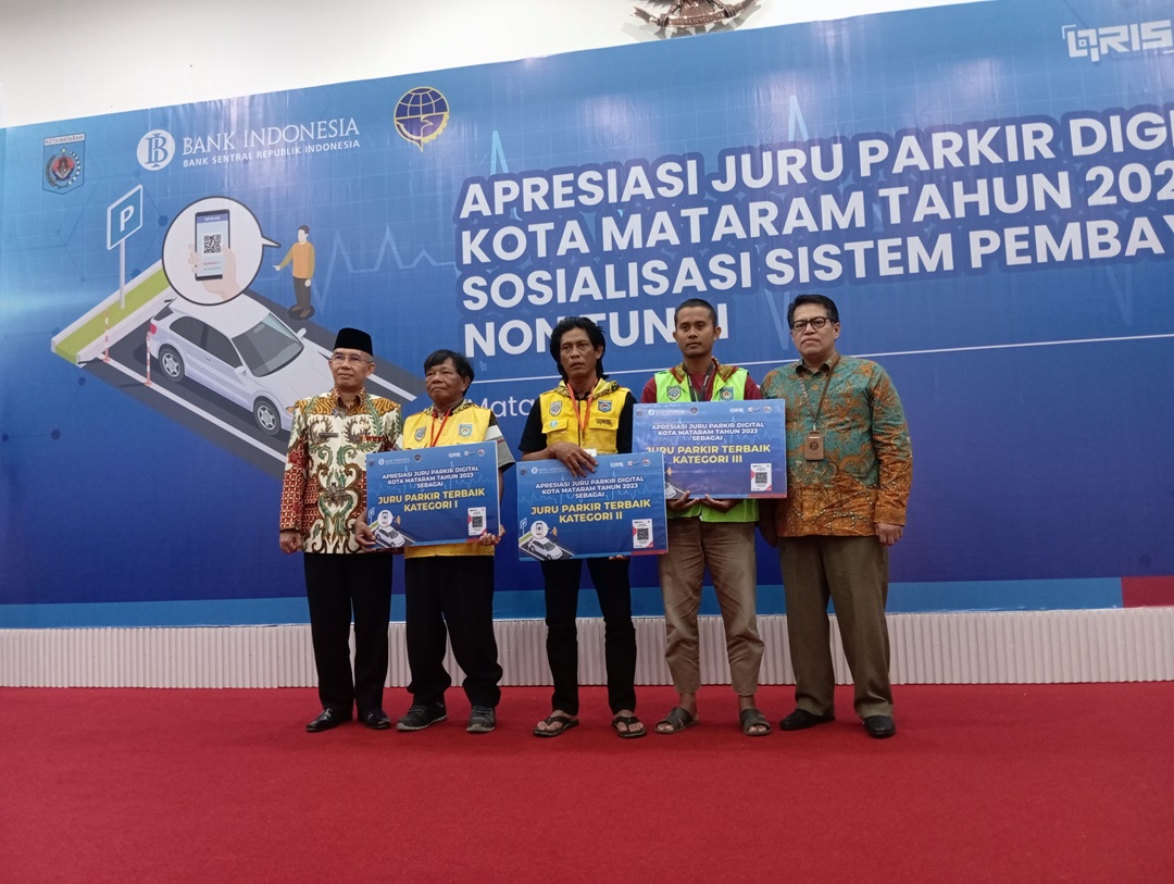 APRESIASI JUKIR: Kepala KPwBI NTB Berry Arifsyah Harahap (kanan) dan Wakil Walikota Mataram TGH Mujiburrahman (kiri) bersama tiga Jukir digital Kota mataram . (FERIAL/LOMBOK POST)