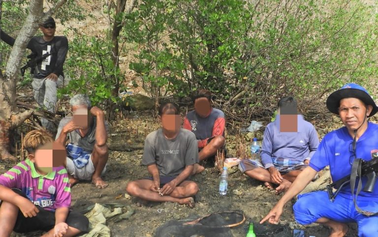 DIAMANKAN: Empat nelayan asal Desa Pukat, Kecamatan Utan, Sumbawa diamankan bersama barang bukti di Polres Sumbawa, Sabtu (16/12).(POLRES SUMBAWA FOR LOMBOK POST)