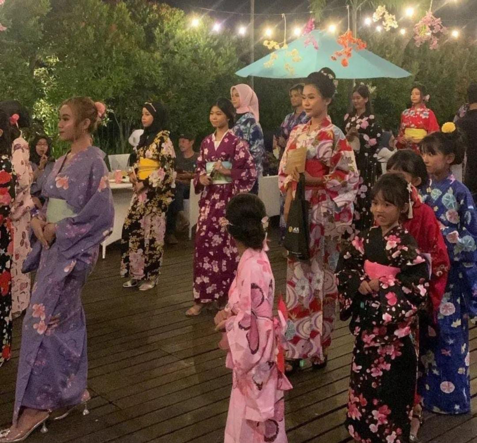 GRADUATION: Sejumlah siswa kelas batch 6, 7 dan anak-anak yang tampil di malam LIM Models graduation di Hotel Aston Mataram, Minggu (17/12).(IST/LOMBOK POST)