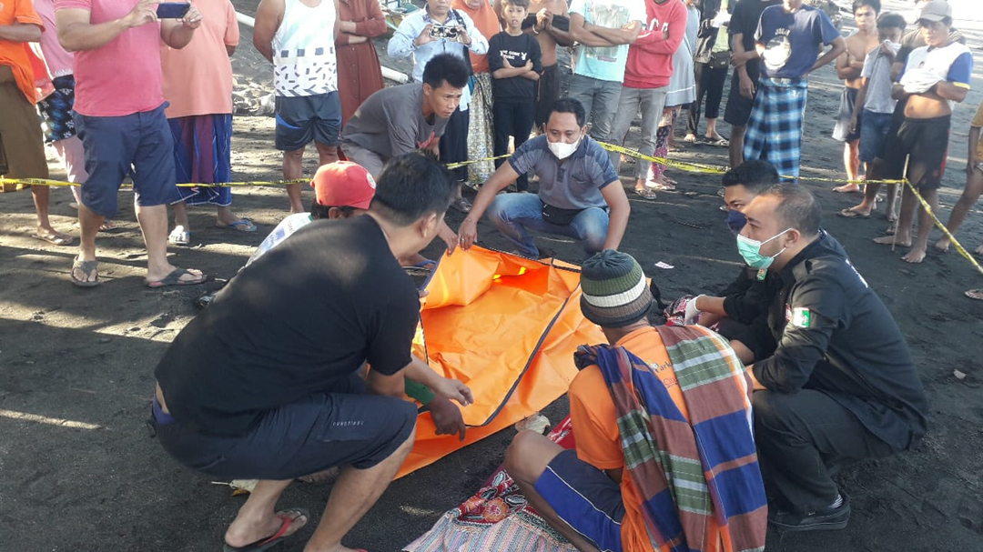 EVAKUASI: Anggota Polsek Gangga  melakukan evakuasi korban yang ditemukan meninggal di Pinggir Pantai Ketapang. (POLRES LOTARA FOR LOMBOK POST)