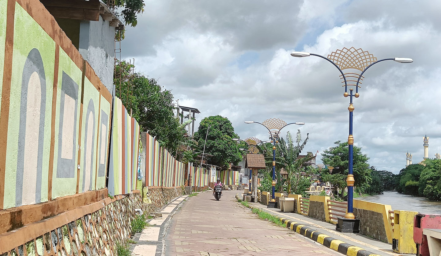Kawasan pinggir sungai di wilayah Dasan Agung, Kota Mataram, telah mengadopsi konsep waterfront city.