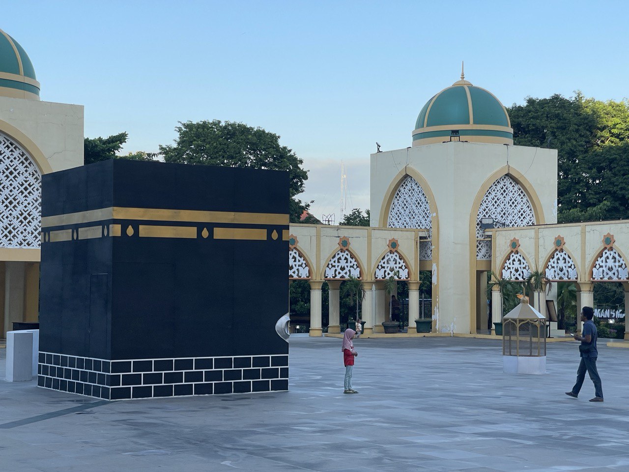 Seorang pengunjung mengambil foto anaknya di dekat Kakbah, Islamic Center, Mataram.