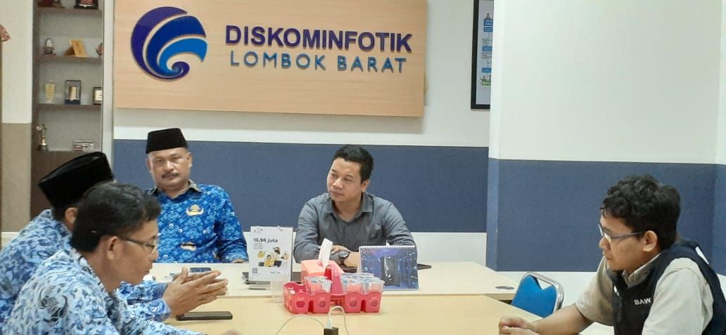 Tim Bawaslu Lobar dan Diskominfotik Lobar saat koordinasi pengawasan pemilu, kemarin (19/12). (IST//LOMBOK POST )