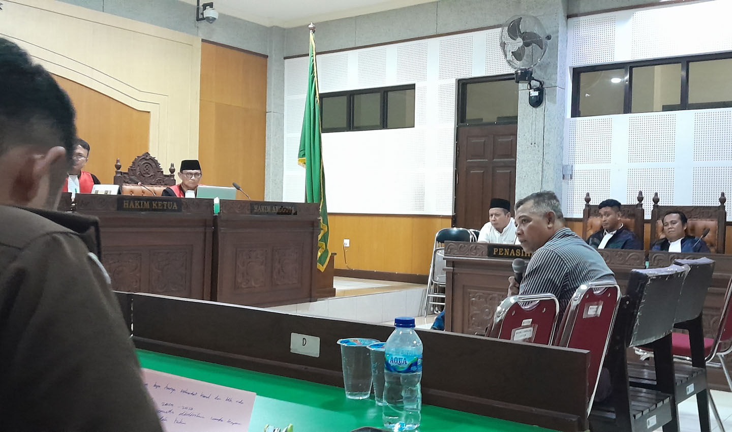 Mantan Bendahara Perusda Sumbawa Barat Syaifullah Muhadli bersaksi di Pengadilan Tipikor Mataram, Rabu (20/12).