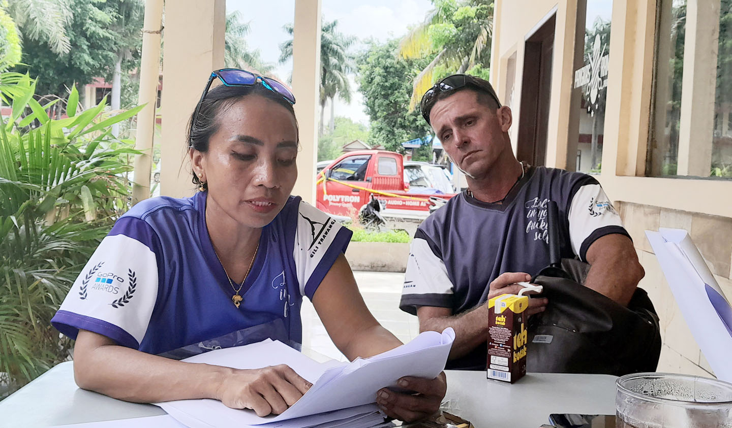 James Edward Omeara (kanan) dan istrinya Markiani saat mendatangi Polda NTB belum lama ini.