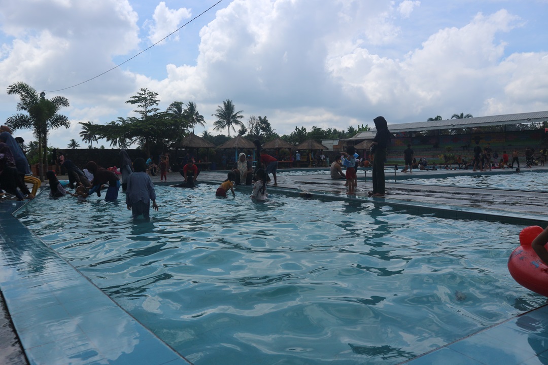 MANDI: Ratusan pengunjung saat mandi di Kolam renang Embulan Boroq Dewi Anjani, di Desa Anjani, Lombok Timur.(SUPARDI/LOMBOK POST)
