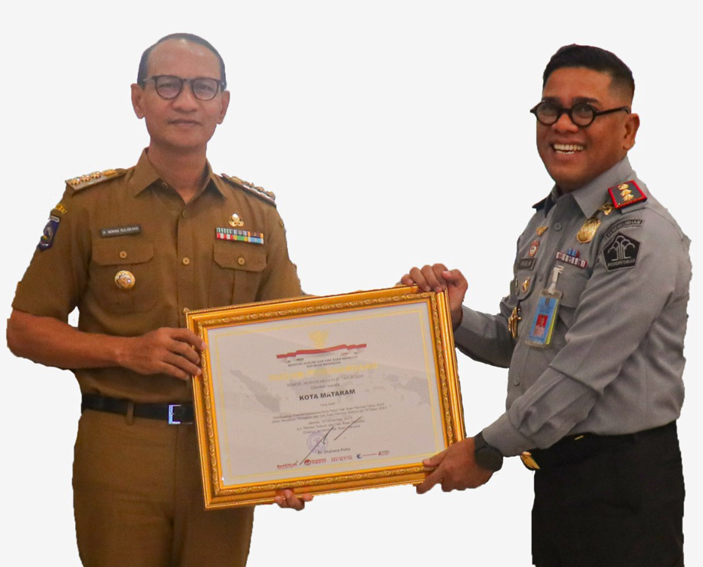 Wali Kota Mataram H Mohan Roliskana (kiri) menerima piagam penghargaan Kota Peduli HAM dari Kementerian Hukum dan HAM.