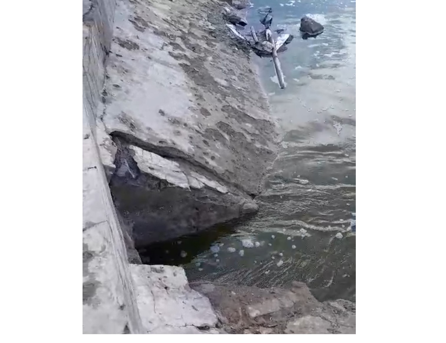 DIDUGA MELANGGAR: Inilah saluran air limbah yang dibuang perusahaan tambak udang. Limbah ini menimbulkan bau tak sedap.(FARUK/LOMBOK POST)
