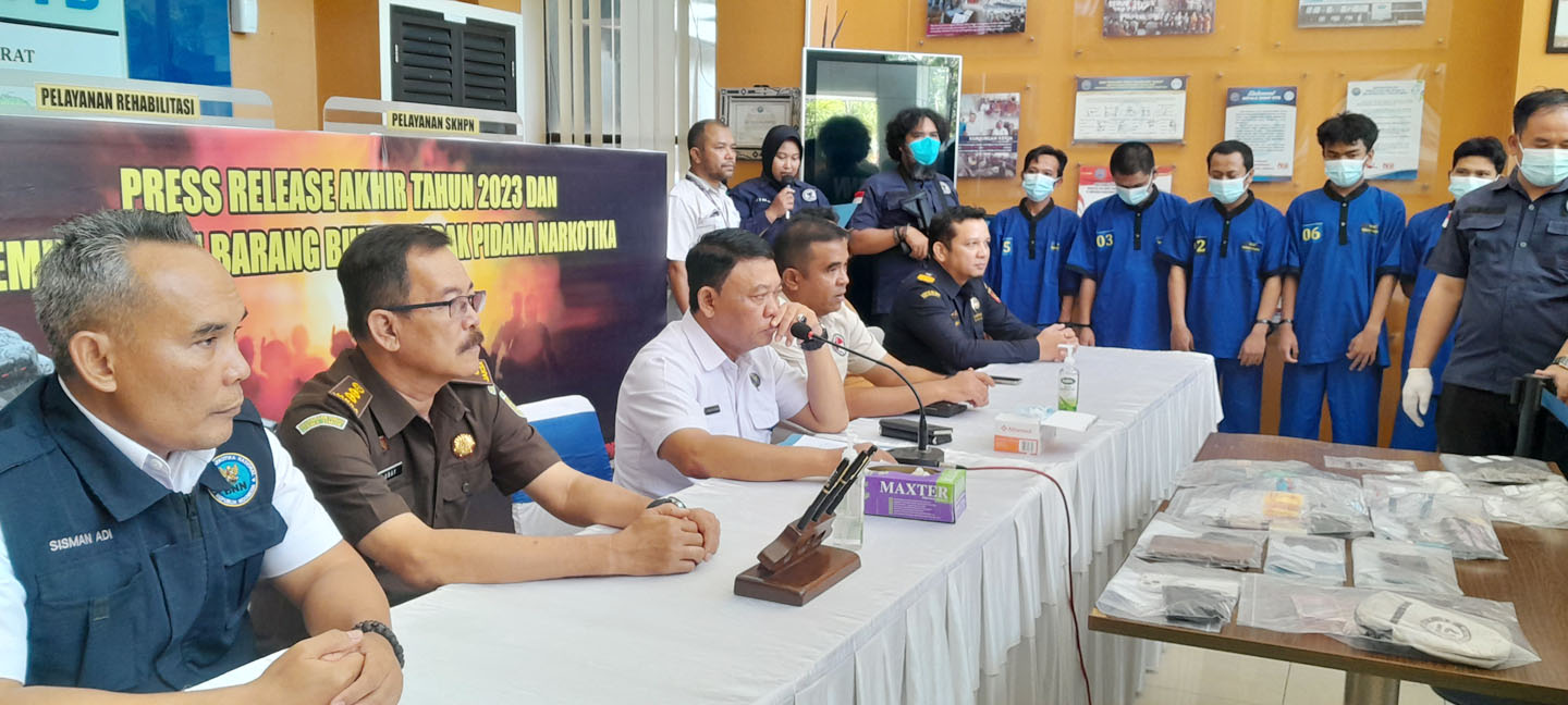 Kepala BNN NTB Brigjen Pol Gagas Nugraha (tiga dari kiri) bersama perwakilan Polda NTB, Kejati NTB, dan Bea Cukai Mataram menggelar konferensi pers.