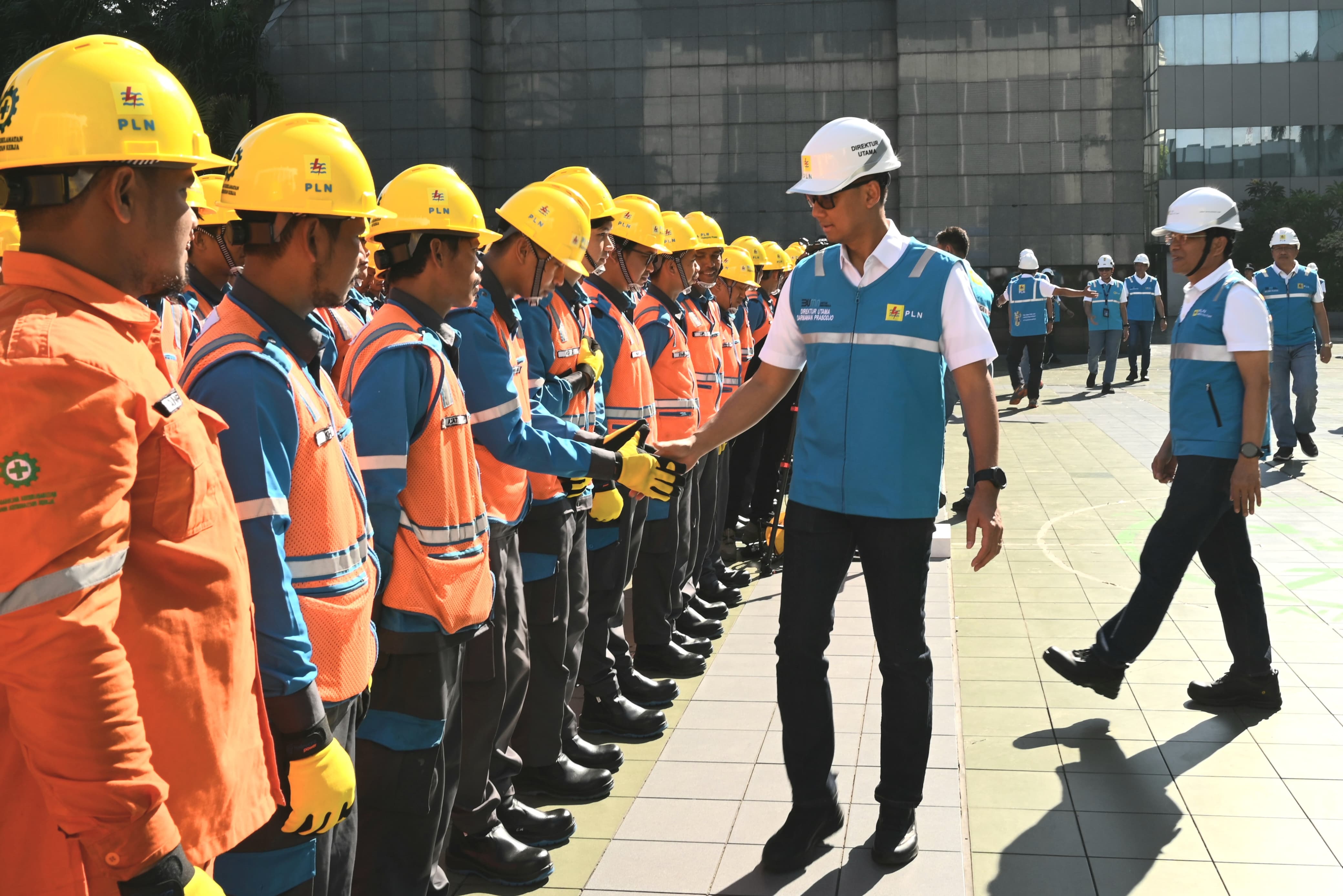 Direktur Utama PLN Darmawan Prasodjo memastikan kesiapan petugas dalam menjaga pasokan dan keandalan listrik dalam Apel Siaga Kelistrikan secara nasional, Rabu (20/12).