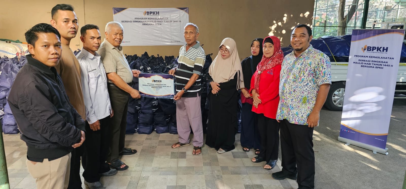 SALURKAN BANTUAN: Anggota DPR RI dapil Lombok dari PDI Perjuangan H Rachmat Hidayat saat menyalurkan bantuan 1.000 paket sembako premium secara simbolik untuk warga miskin Kota Mataram, Selasa (19/12)