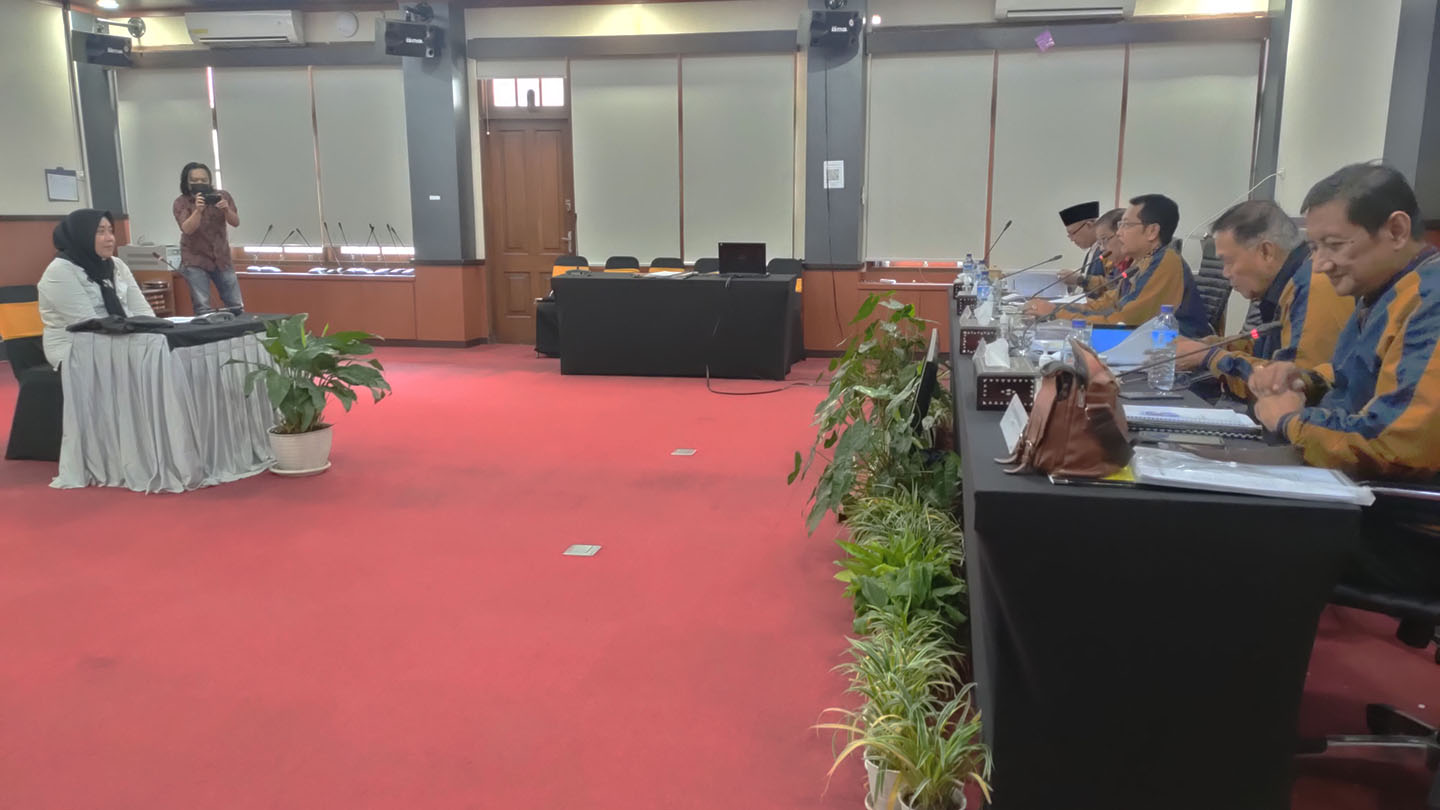 Beberapa penguji mempersiapkan pertanyaan bagi peserta seleksi JPTP saat mengikuti tes wawancara di kantor Wali Kota Mataram.