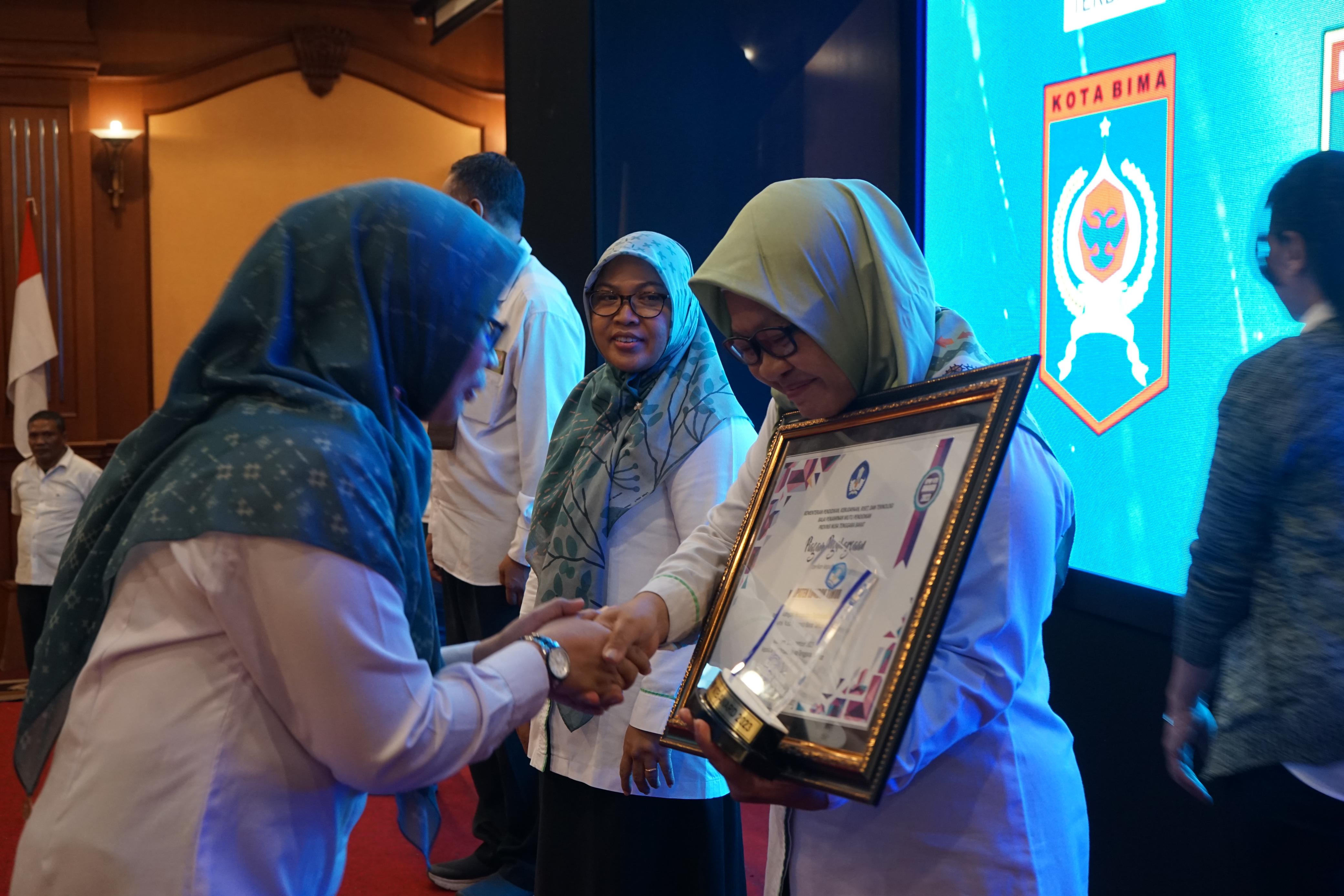 Pemenang menerimanya dengan sangat bahagia di Penganugerahan BPMP NTB Award Tahun 2023, Selasa (19/12).