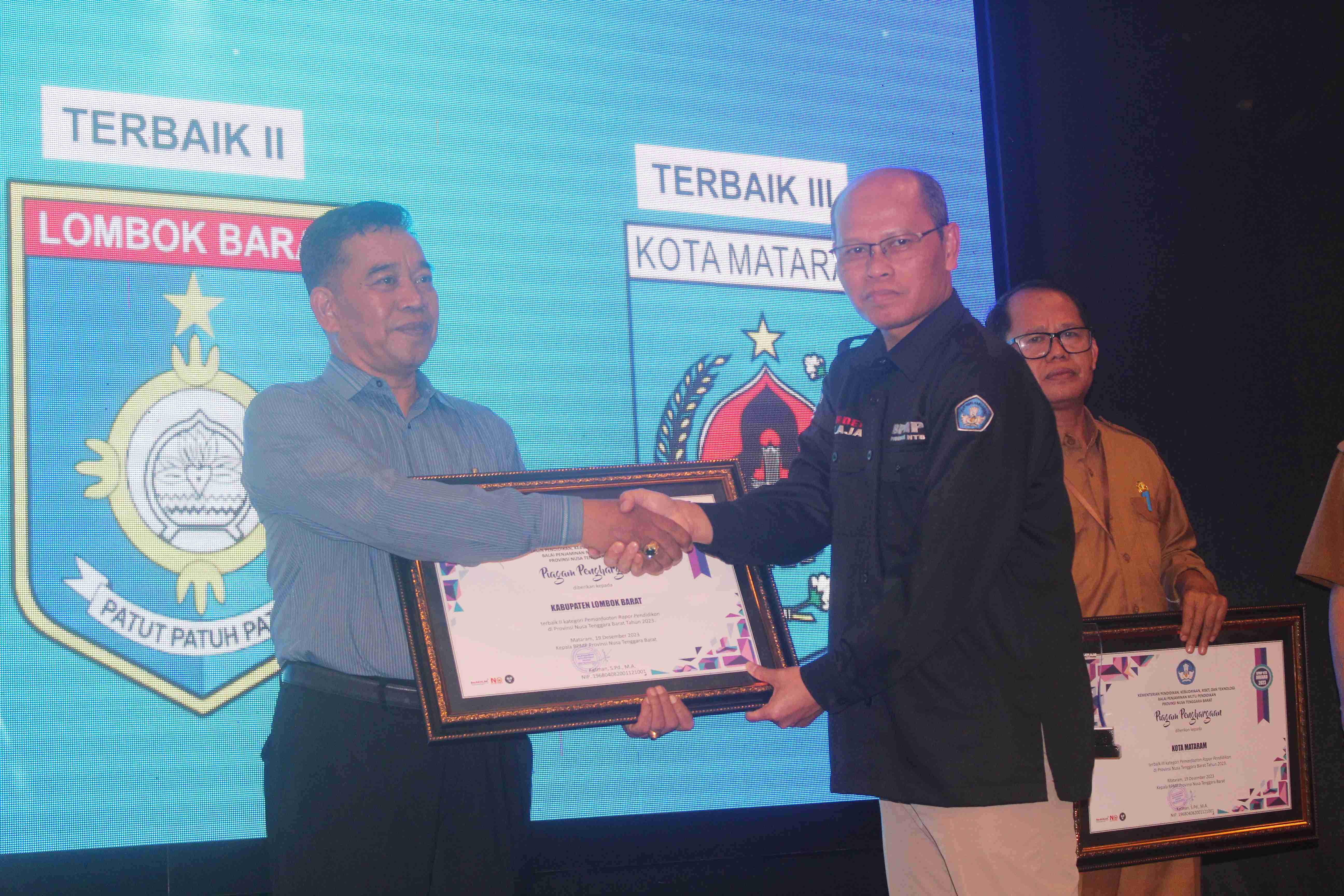 Kepala BPMP NTB Katman (dua dari kiri) saat menyerahkan penghargaan di acara BPMP NTB bersama para pemangku kebijakan berfoto bersama di Penganugerahan BPMP NTB Award Tahun 2023, Selasa (19/12).