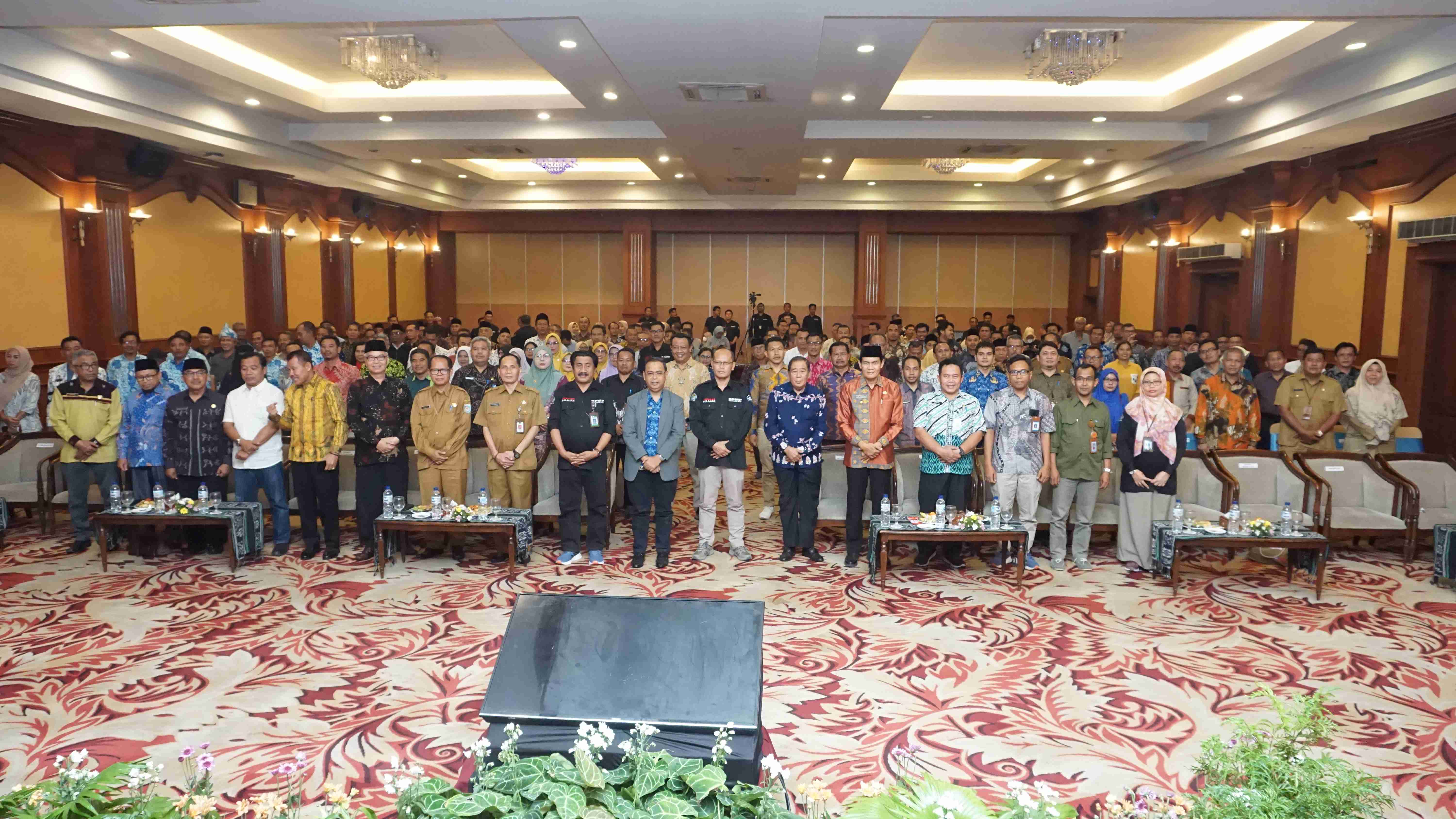 BPMP NTB bersama para pemangku kebijakan berfoto bersama di Penganugerahan BPMP NTB Award Tahun 2023, Selasa (19/12).