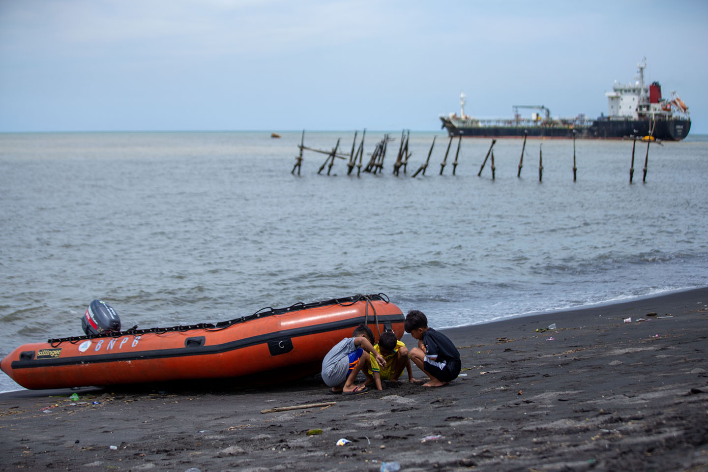 Anak-anak asyik bermain di pantai Ampenan, beberapa waktu lalu. Kawasan tersebut nantinya akan ditata dan sudah disiapkan anggarannya dari Kementerian Pariwisata.