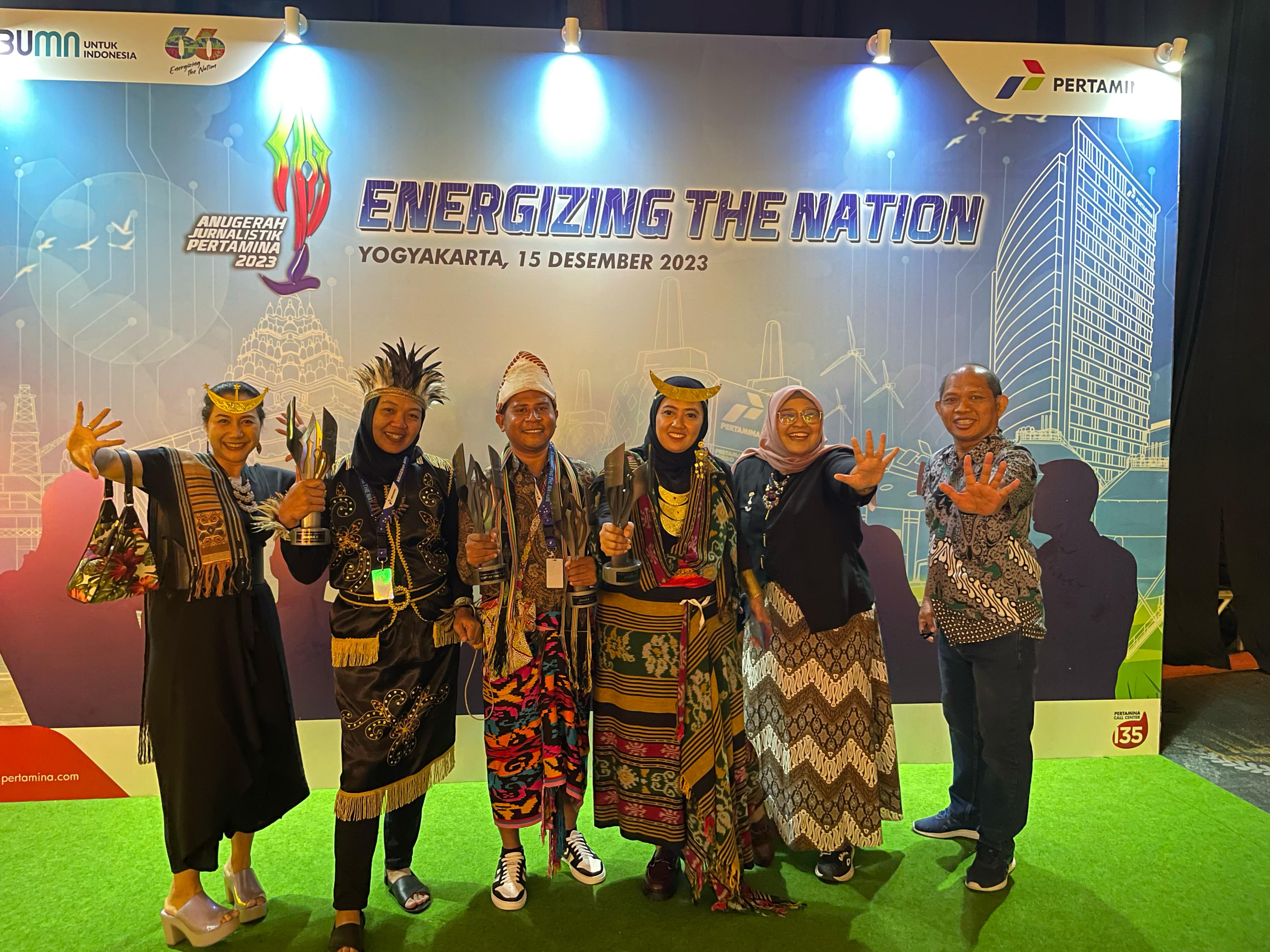 SANG JUARA: Para pemenang tingkat nasional Anugerah Jurnalistik Pertamina (AJP) 2023 bersama dewan juri usai menerima penghargaan di Yogyakarta, Jumat (15/12) lalu. (Dok. Pertamina)