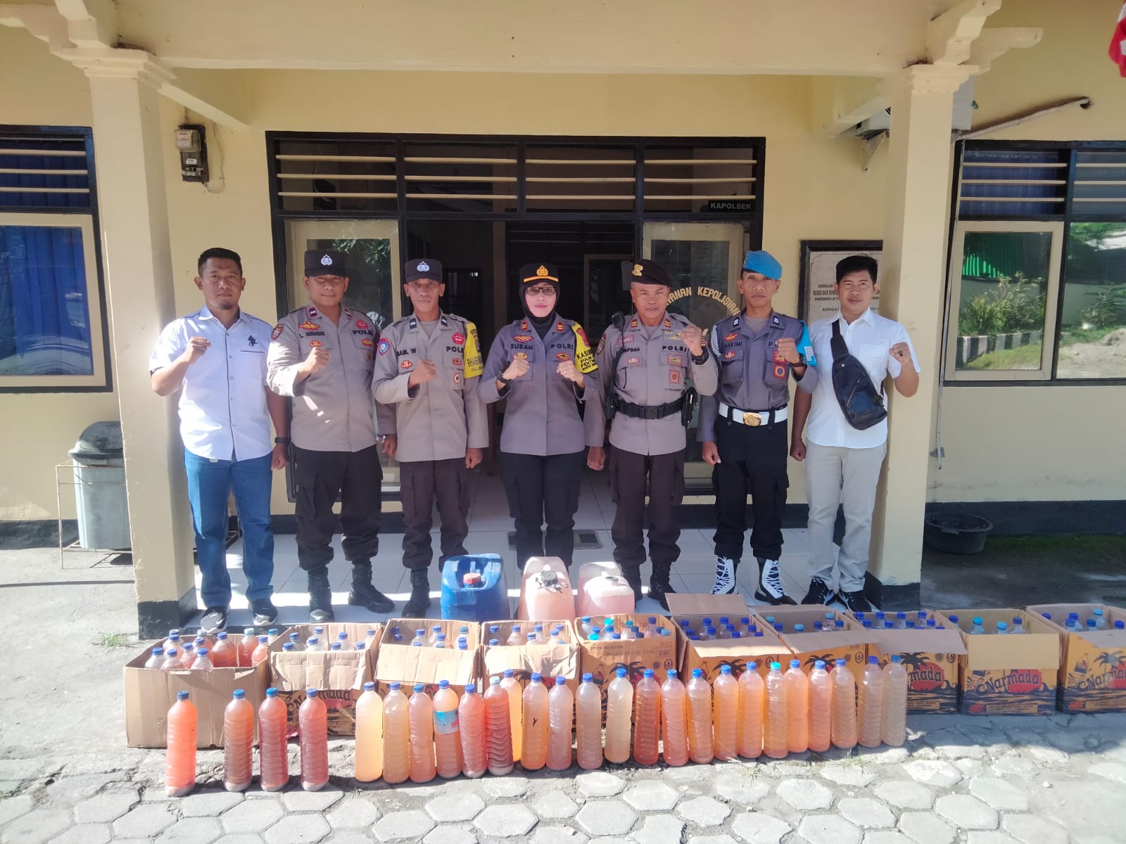 OPERASI CIPTA KONDISI: Kapolsek Praya IPTU Susan V Sualang (paling tengah) bersama jajarannya menyita puluhan liter miras tradisional, Rabu (20/12).