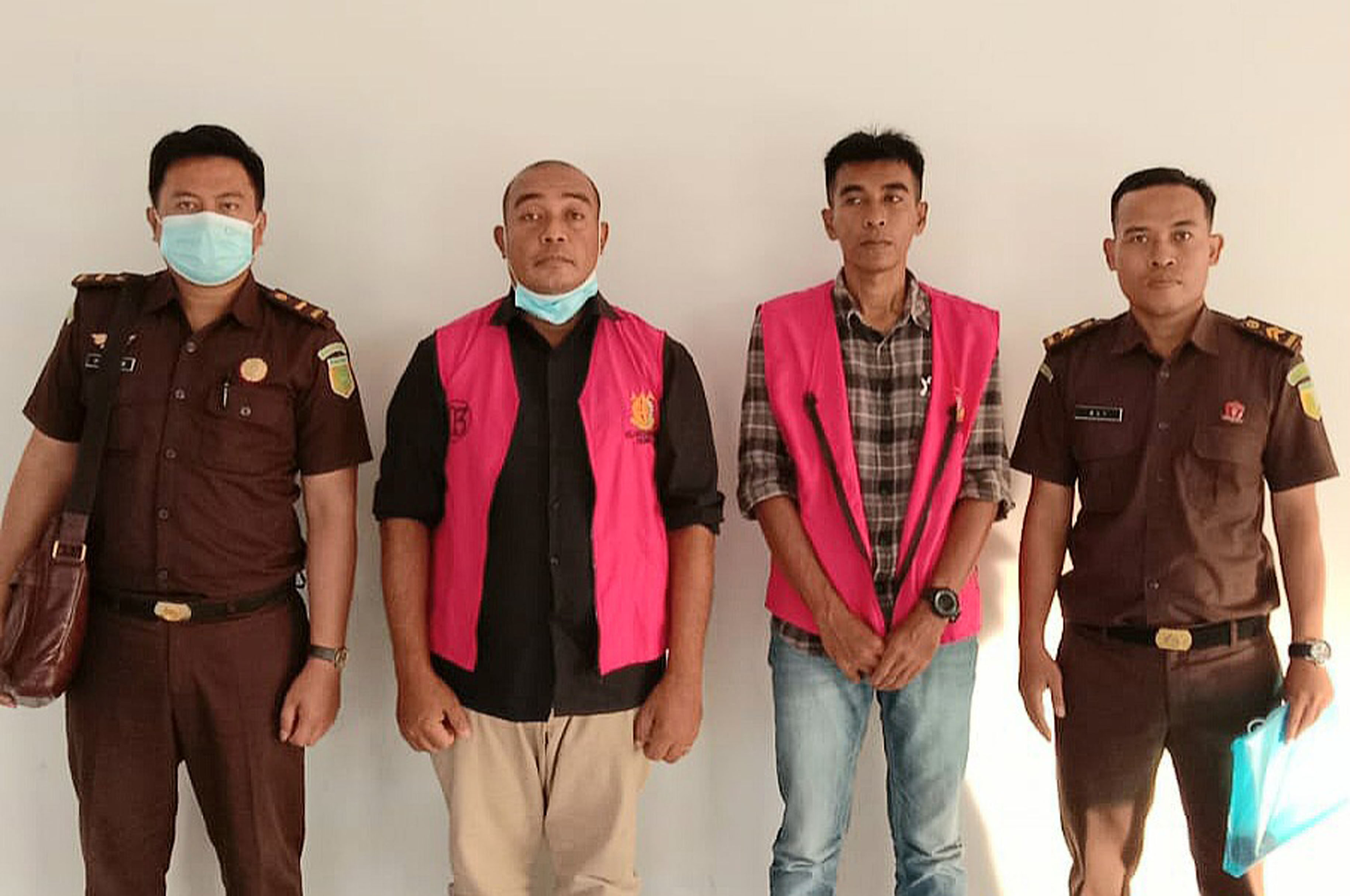 Dua tersangka korupsi di Dishub Dompu dilimpahkan penyidik Kejari Dompu ke jaksa penuntun umum (JPU), Kamis (21/12).