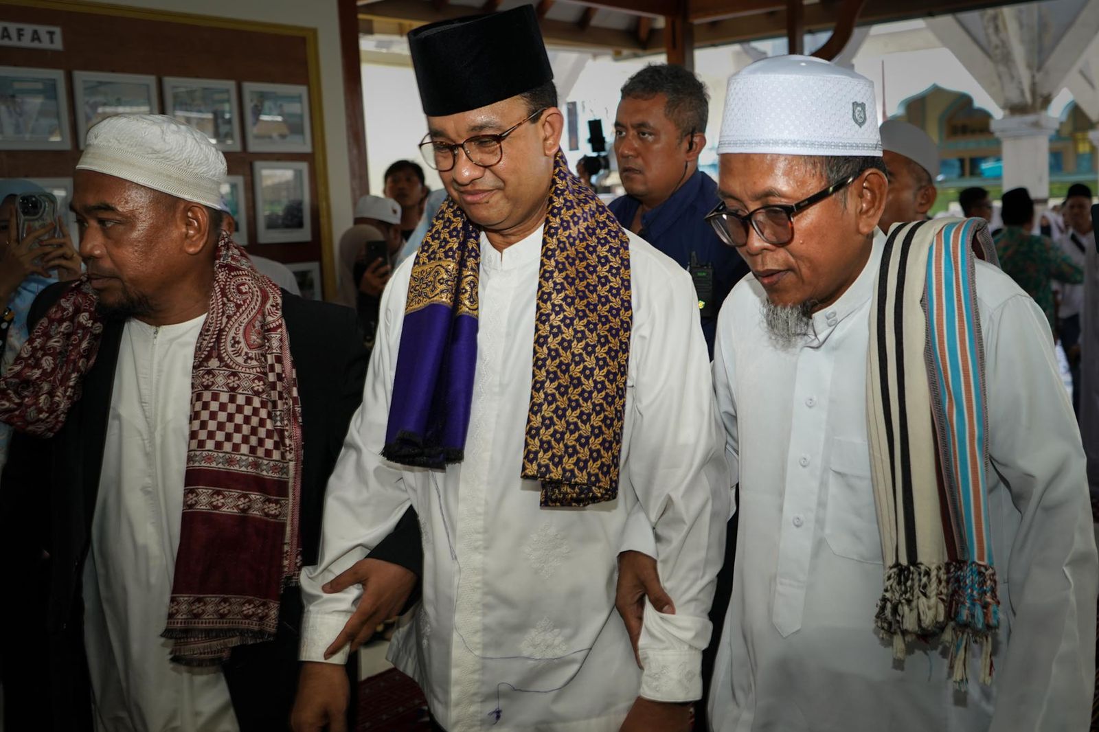 MENYAPA PENDUKUNG: Capres nomor urut 1 Anies Baswedan (tengah), bersama pengurus Pondok Pesantren Al Aziziyah, Kapek, Gunung Sari, Lombok Barat, Selasa (19/12).