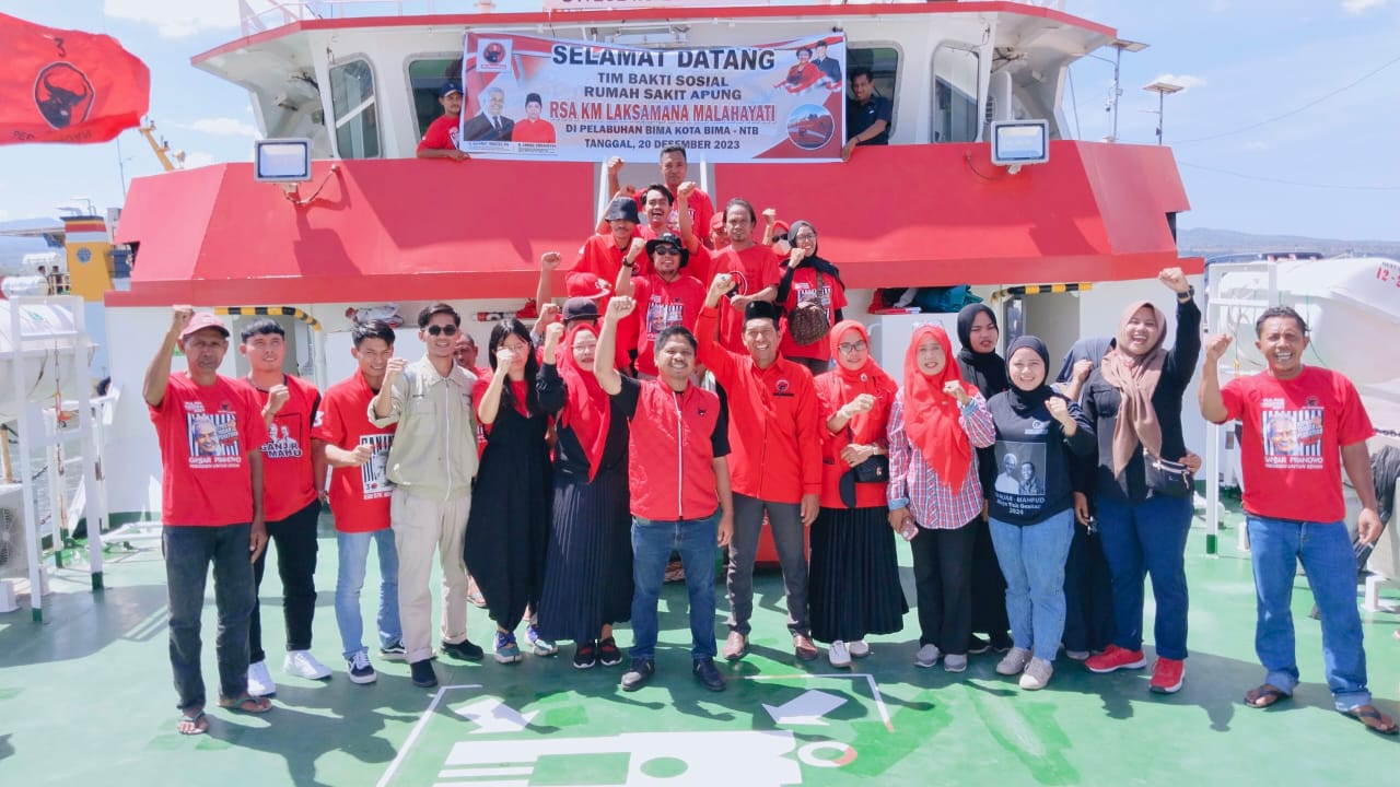 Pengurus dan kader PDI Perjuangan Kota Bima foto bersama saat menyambut kedatangan RSA Laksamana Malahayati yang bersandar di Pelabuhan Bima, Rabu (20/12).