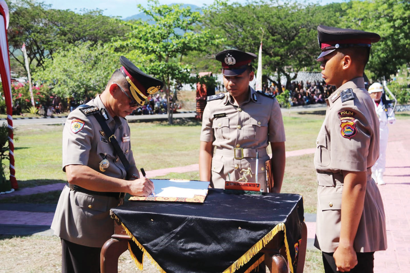 Irwasda Polda NTB Kombespol Benny Subandi (kiri) menandatangani berita acara pelantikan bintara remaja Polri di SPN Polda NTB di Belanting, Lombok Timur, Kamis (21/12).