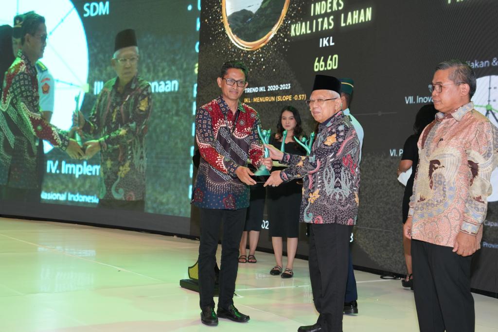 Wakil Presiden RI Ma&rsquo;ruf Amin menyerahkan penghargaan green leadership kepada Kepala Dinas LHK NTB Julmansyah, S.Hut, MAP di Jakarta, kemarin (20/12).