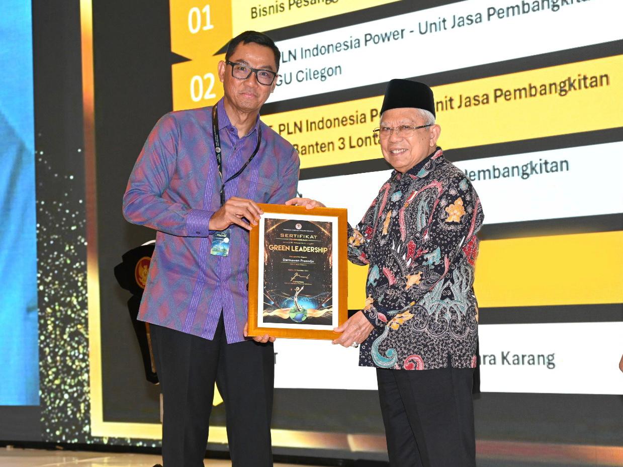 Dirut PLN Darmawan Prasodjo menerima penghargaan Green Leadership Utama dari Wakil Presiden Ma&rsquo;ruf Amin, Rabu (20/12).