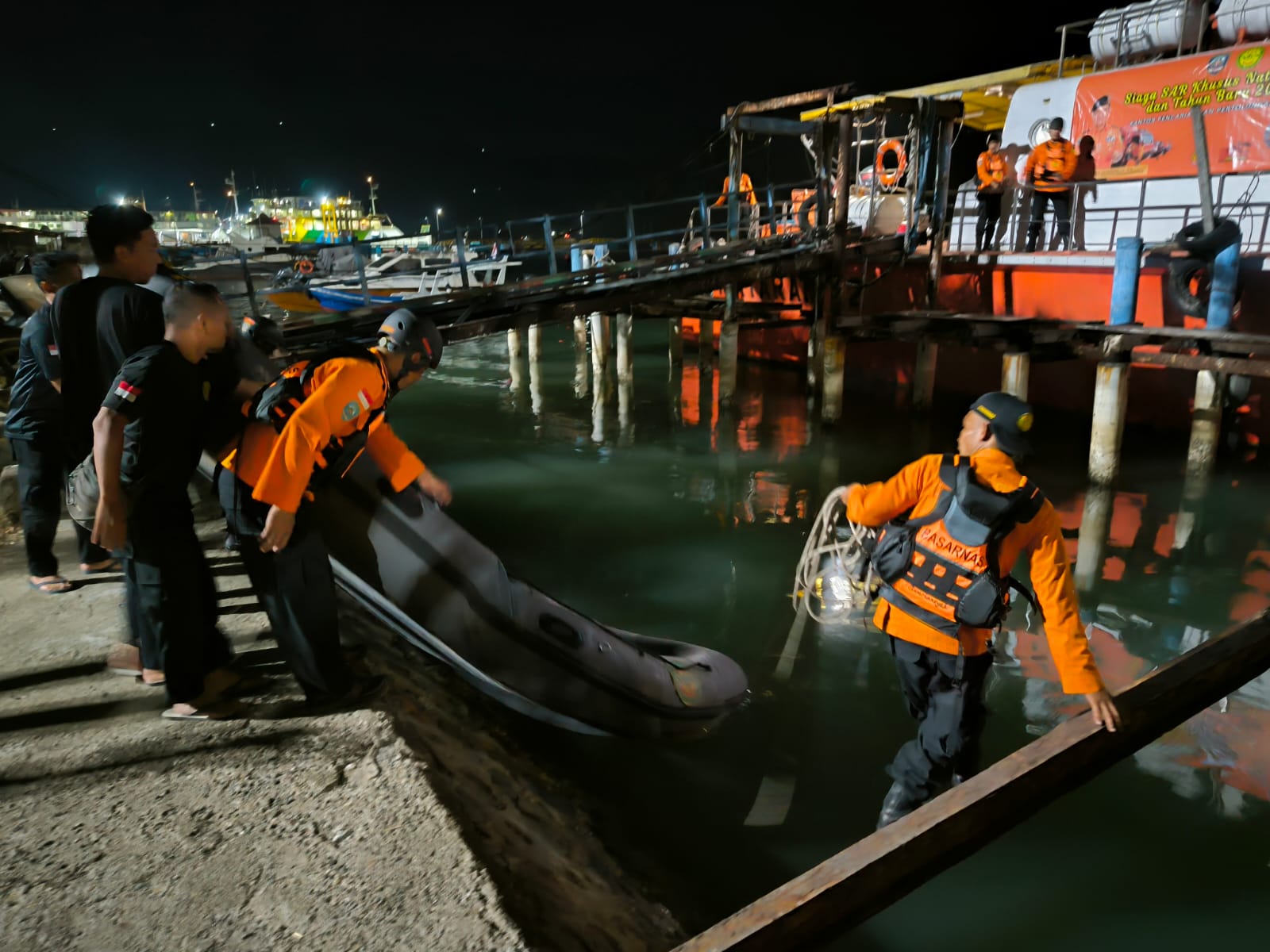 UPAYA EVAKUASI: Kantor SAR Mataram mengerahkan personil dan kapal Rescue Boat (RB) 220 Mataram untuk membantu Kantor SAR Surabaya dalam melaksanakan operasi SAR kepada sisa korban yang belum ditemukan