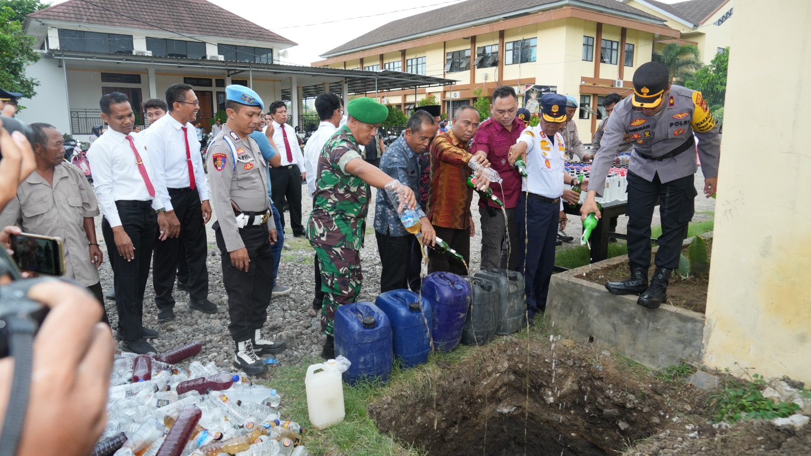 PEMUSNAHAN MIRAS: Polres Bima Kota bersama Pemkot Bima memusnahkan miras hasil sitaan jelang operasi Lilin Rinjani 2023. (POLRES BIMA KOTA FOR LOMBOK POST)