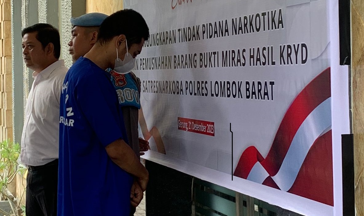 DITANGKAP: Inilah terduga pelaku pengedar narkoba yang berhasil diringkus polisi. (CHIA//LOMBOK POST )