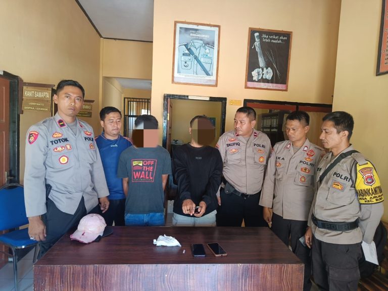 INI PELAKUNYA: Pengedar dan pembeli sabu JM dan IS diamankan bersama barang bukti di Polsek Buer, Rabu (20/12).(POLRES SUMBAWA FOR LOMBOK POST)