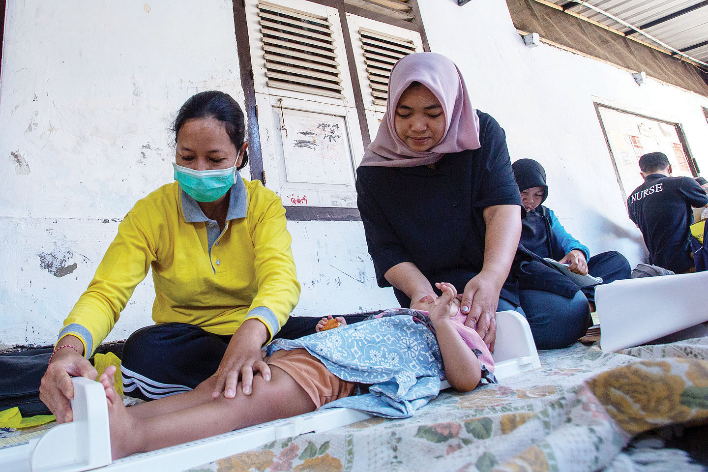 Petugas kesehatan Puskesmas Karang Pule memberikan pelayanan kesehatan kepada masyarakat di Lingkungan Karang Buaya, Kota Mataram.
