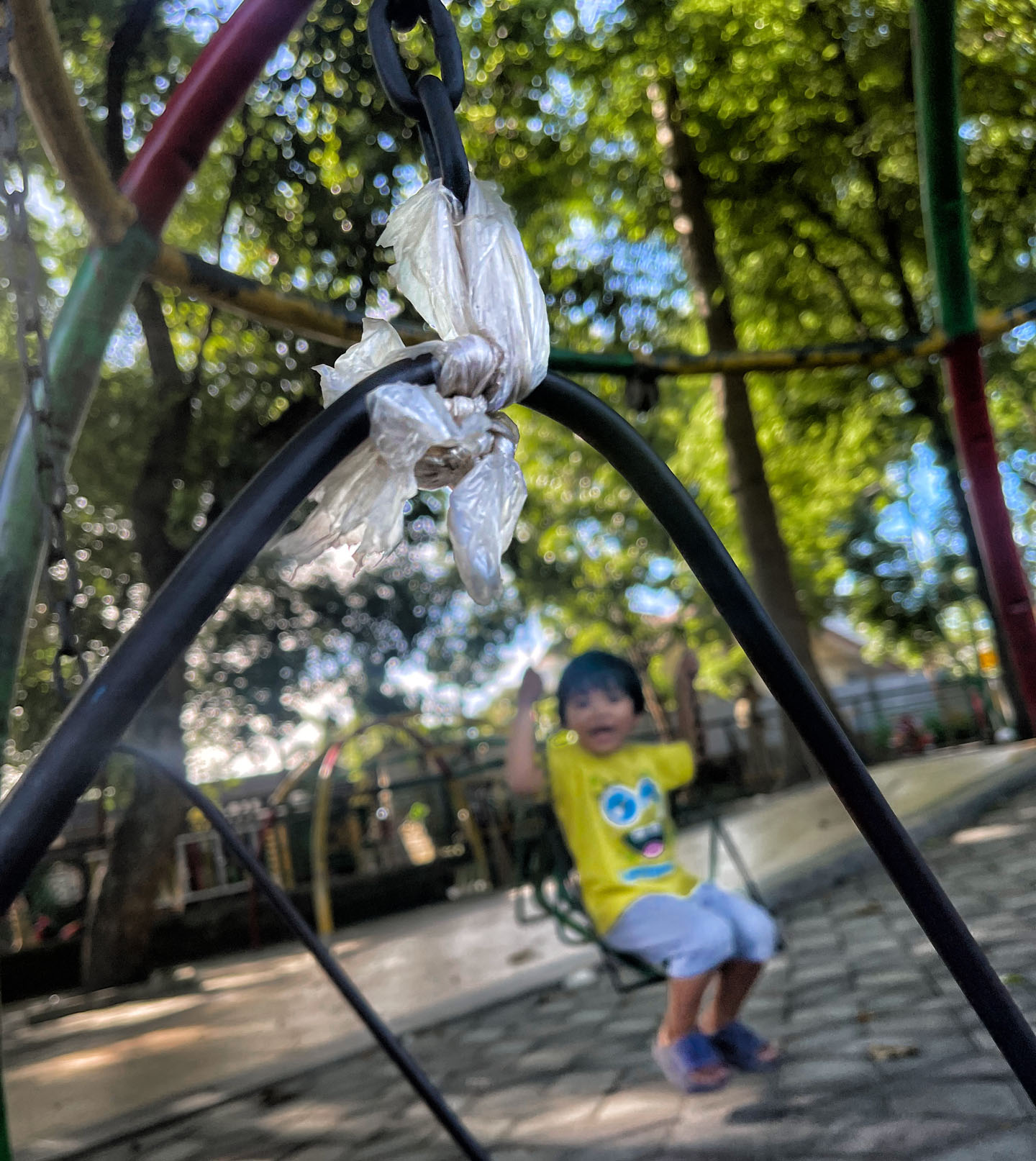 Warga berinisiatif mengikat dengan plastik ayunan di Taman Udayana yang copot.