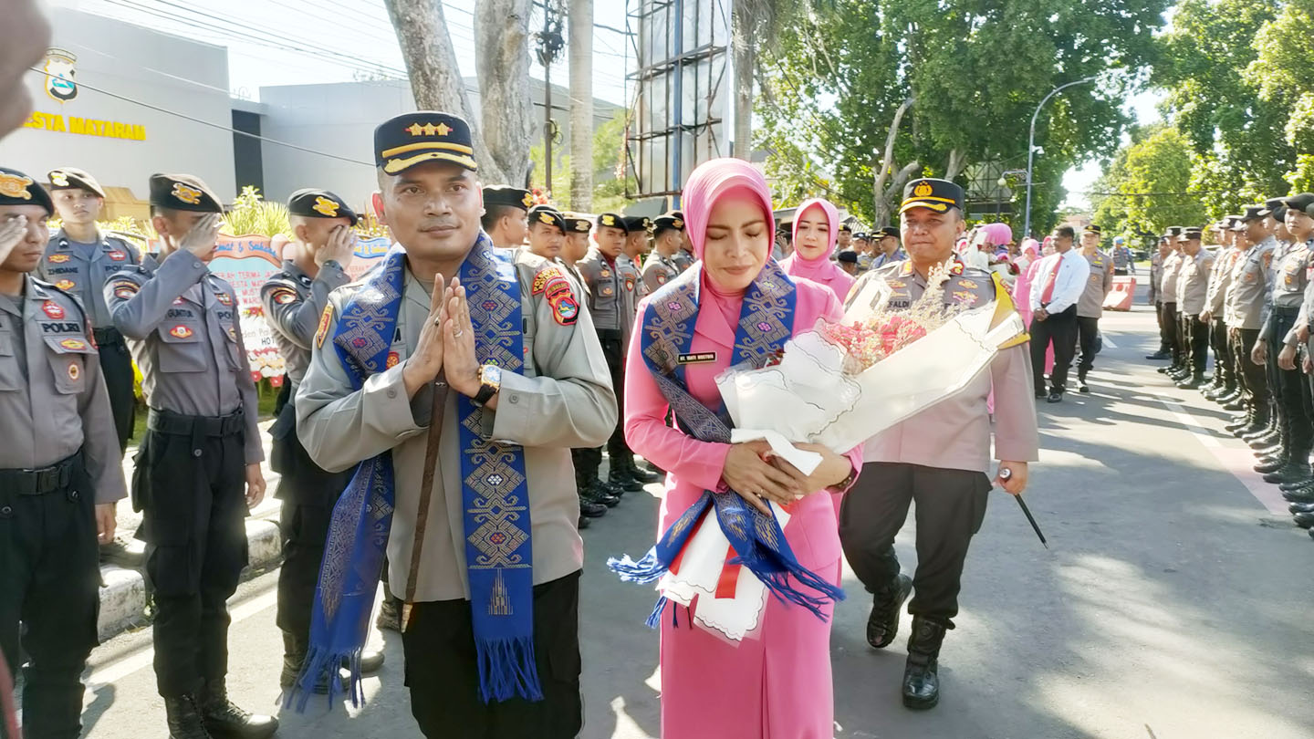 Kombespol Mustofa (kiri) bersama istri didampingi Kapolresta Mataram AKBP Ariefaldi.