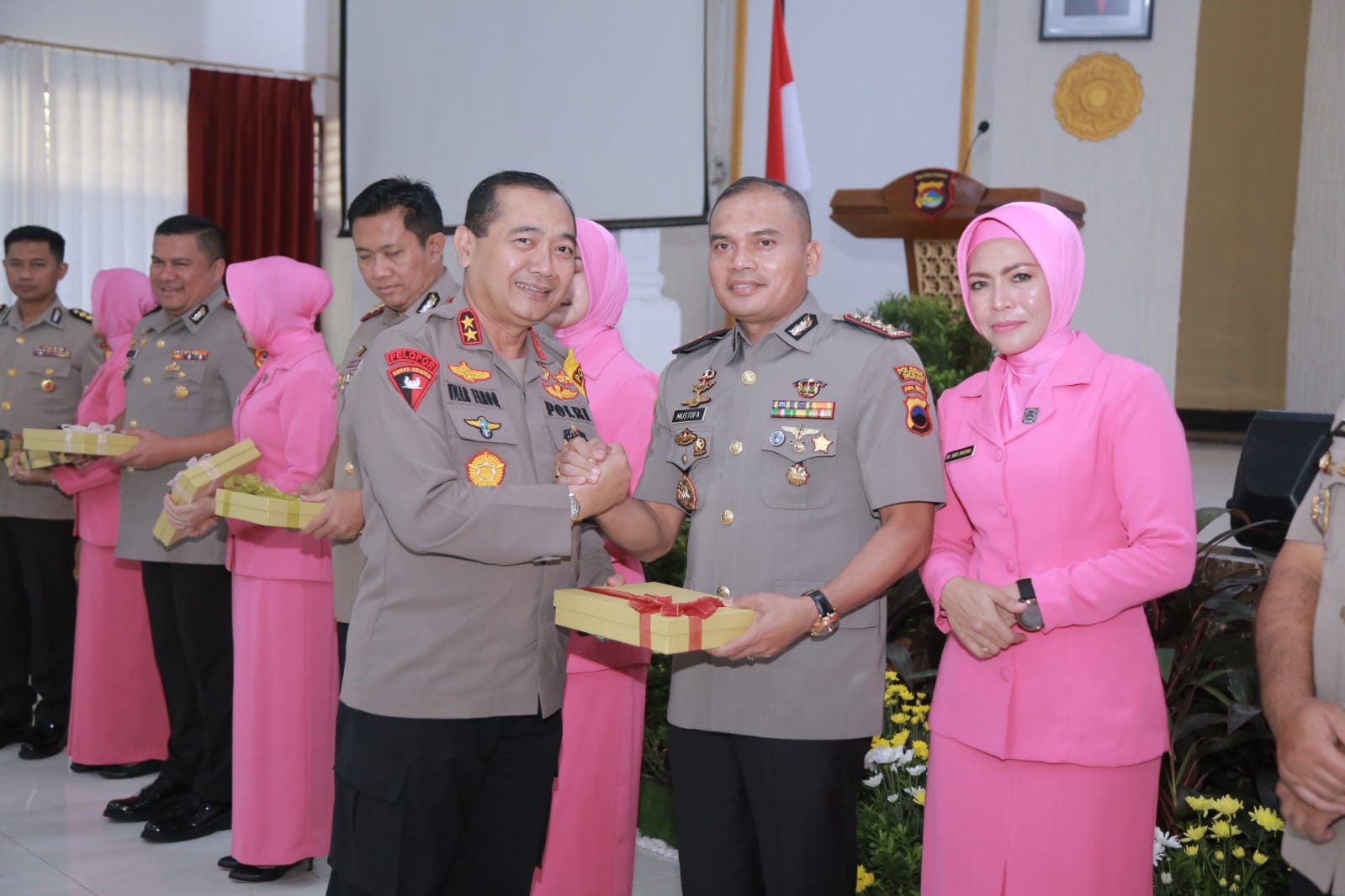 Kapolda NTB Irjen Umar Faroq menyalami mantan Kapolresta Mataram Kombespol Mustofa.