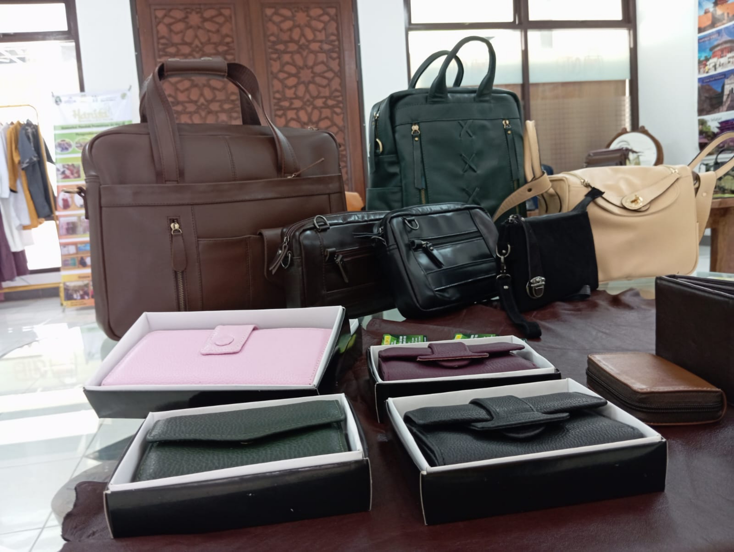 PRODUK PONPES: Sejumlah produk milik pondok pesantren binaan Pemprov Jawa Barat yang ditampilkan di etalase NTB Mall saat ini.(FERIAL/LOMBOK POST)