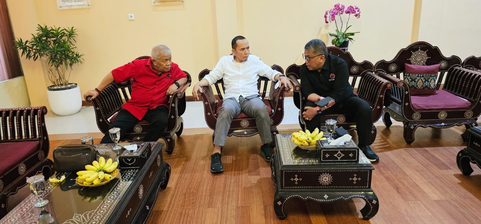 KOORDINASI: Sekjen DPP PDIP Hasto Kristiyanto (kanan) saat berbincang dengan Wakil Ketua TPN TGB HM Zainul Majdi, dan Ketua DPD PDIP NTB H Rachmat Hidayat saat berkunjung ke Lombok, belum lama ini.
