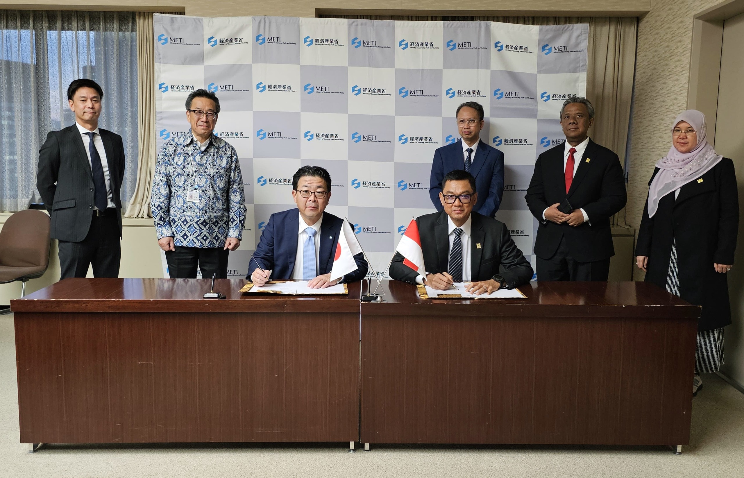 Dirut PLN Darmawan Prasodjo (duduk/kanan) menandatangani MoU pengembangan PLTSa.