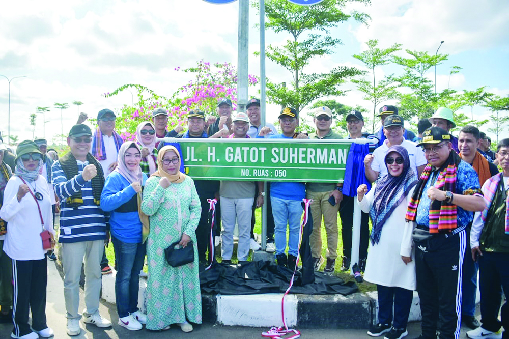 NAMA JALAN: Pj Gubernur NTB HL Gita Ariadi didampingi Hj Lale Prayatni (kanan depan) saat meresmikan nama ruas jalan Bypass BIL di Kabupaten Lombok Tengah, kemarin (22/12).