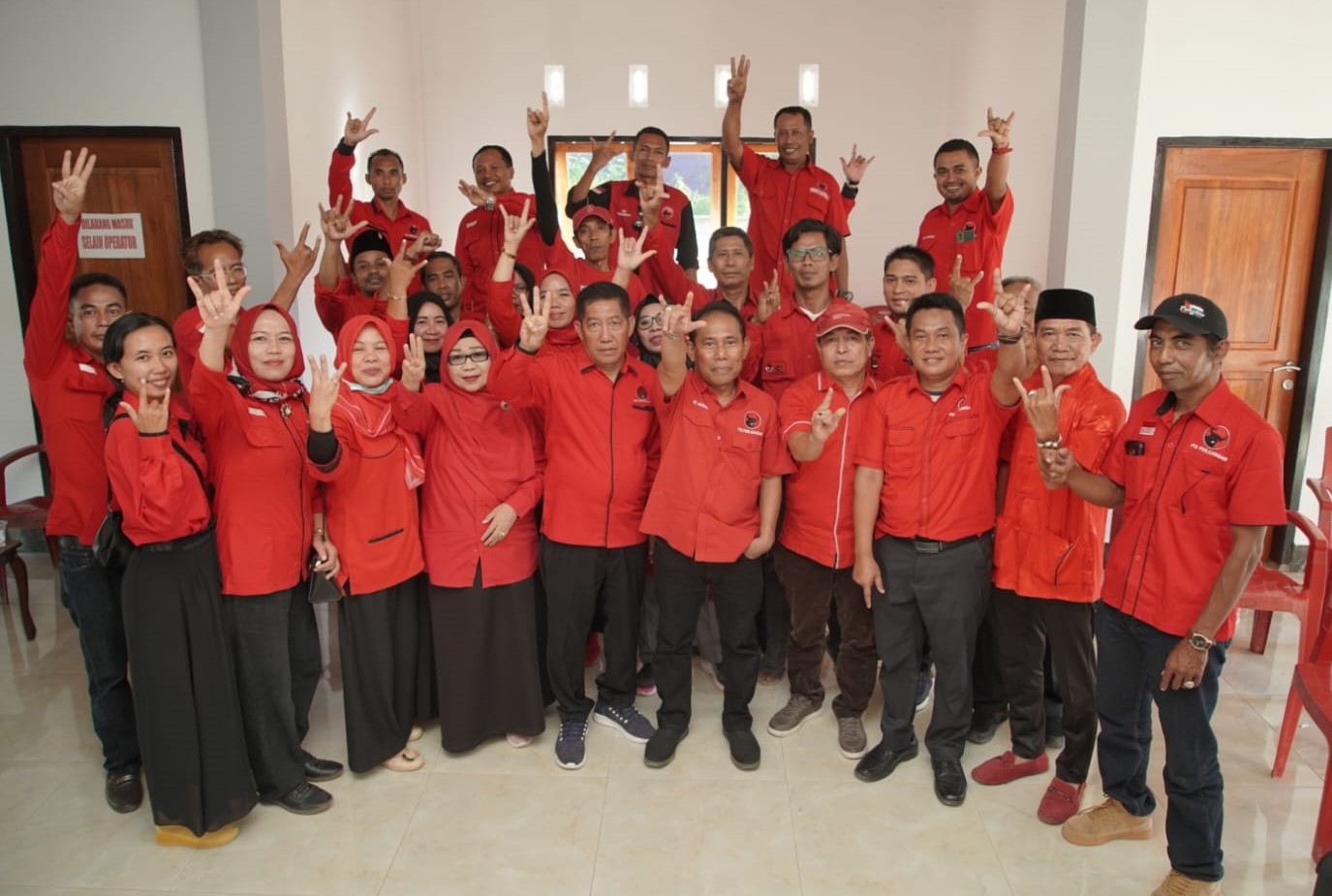 Ketua Bappilu DPD PDIP NTB H.W. Musyafirin didampingi Ketua DPC PDIP KSB Kaharuddin Umar foto bersama usai rapat evaluasi internal di kantor DPC PDIP KSB, kemarin (22/12).