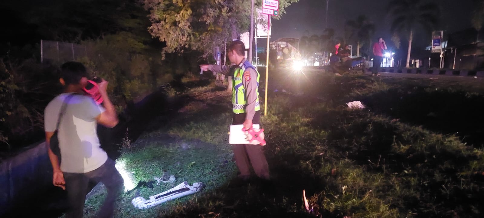 Polisi olah TKP lakalantas yang mengakibatkan satu orang meninggal, mobil dibakar massa di jalan bypass BIL-Mandalika, Sabtu (23/12) lalu.