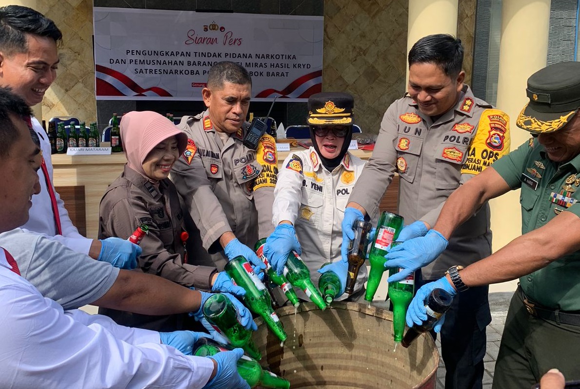 MUSNAHKAN : Ratusan botol minuman keras yang tidak memiliki izin dimusnahkan oleh Polres dan tim. (CHIA//LOMBOK POST)