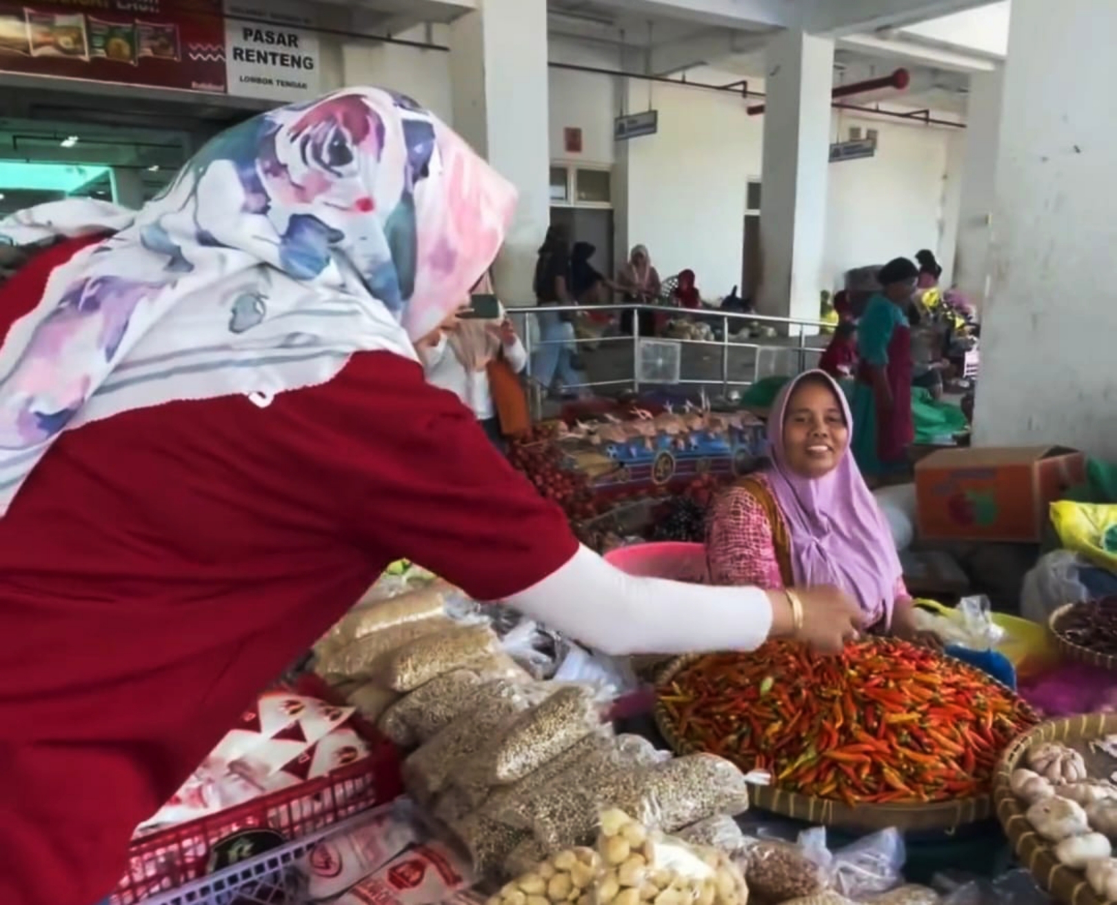 SIDAK HARGA: Kepala Disdag NTB Baiq Nelly Yuniarti saat meninjau harga dan stok bahan pokok di Pasar Renteng, Lombok Tengah, Jumat (22/12).(IST/LOMBOK POST)
