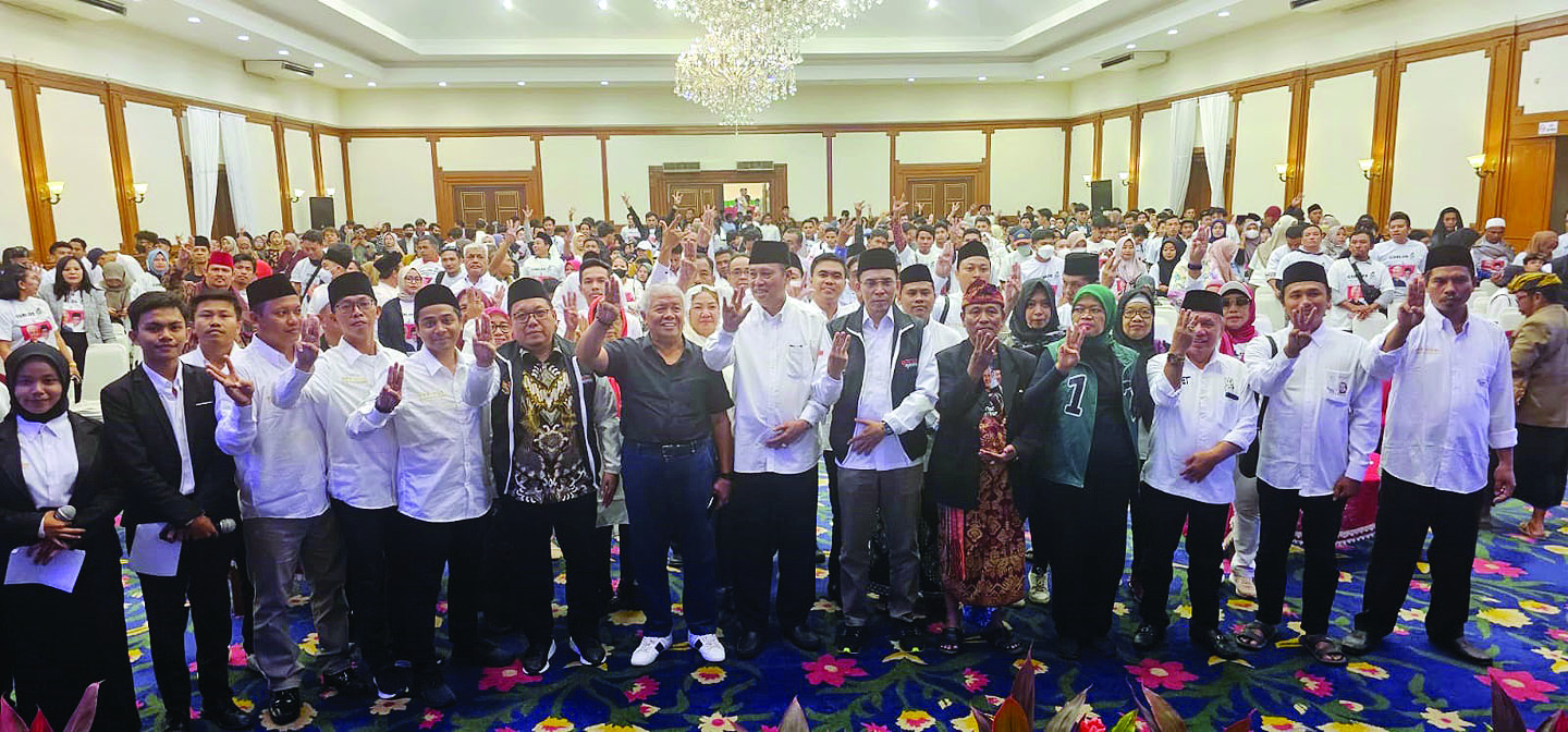 MENANGKAN GANJAR-MAHFUD: Wakil Ketua Koordinator Tim Pemenangan Nasional (TPN) TGB HM Zainul Majdi, Ketua TPD NTB H Muzihir, dan Ketua Pembina TPD NTB H Rachmat Hidayat foto bersama saat deklarasu MGB