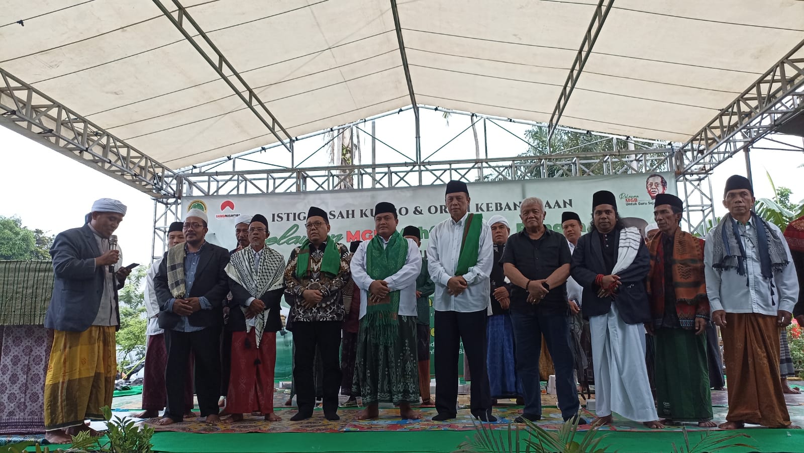 Ketua DPD PDI Perjuangan Rachmat Hidayat tampak bersama para tuan guru yang tergabung dalam Baruda Nusantara.