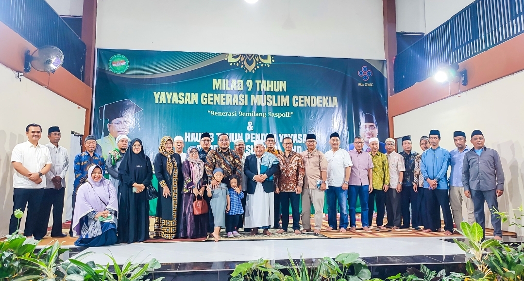 MILAD DAN HAUL: Pengurus YGMC bersama orang tua siswa usai Milad ke-9, Haul ke-3 Alm Prof H Sunarpi dan bagi rapor di Puyung, Lombok Tengah, akhir pekan lalu.