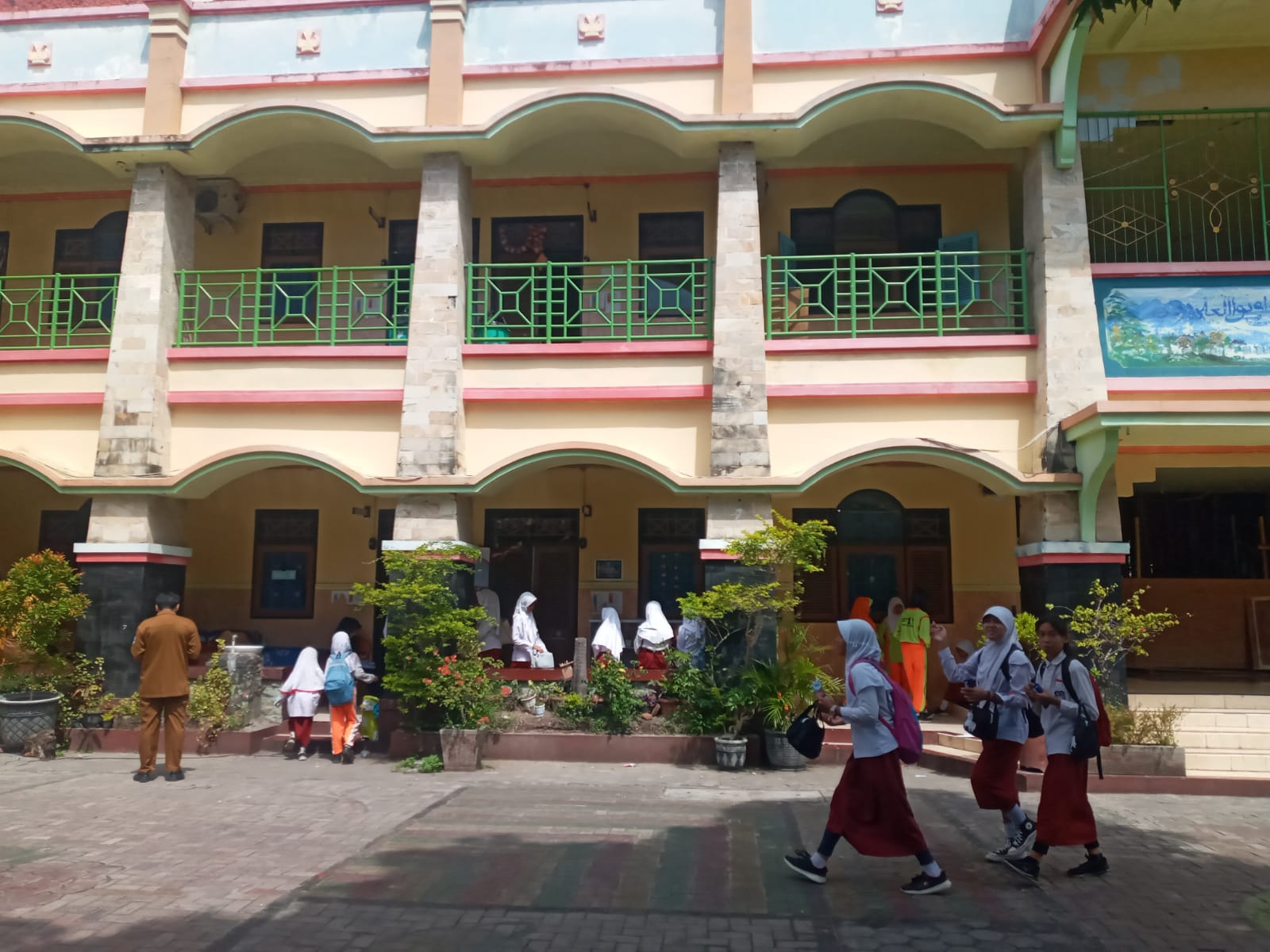 TINGKATKAN LITERASI: Sejumlah murid di Kota Mataram berjalan di halaman sekolah, belum lama ini. (ROJAI/LOMBOK POST)