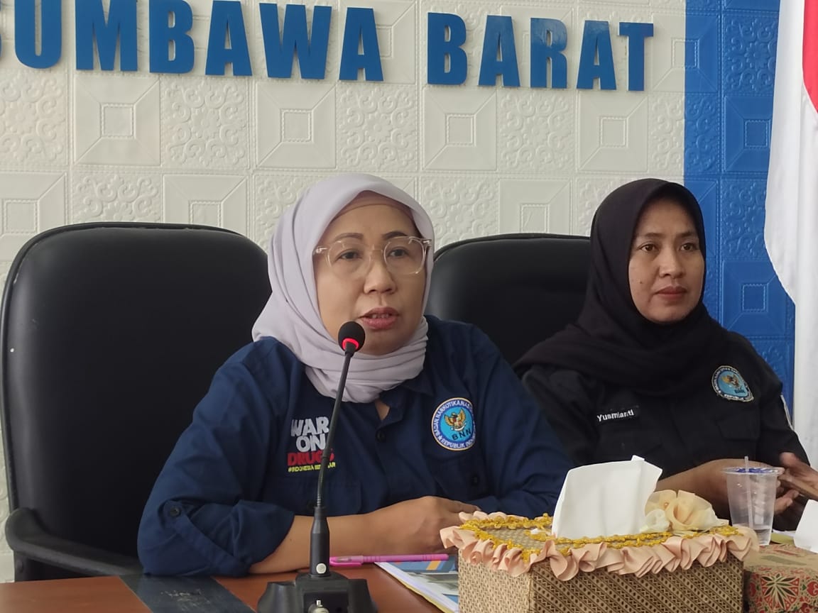 JUMPA PERS: Kepala BNN KSB AKBP Yuanita Amelia Sari saat menggelar konferensi pers, akhir pekan lalu.(FARUK/LOMBOK POST)