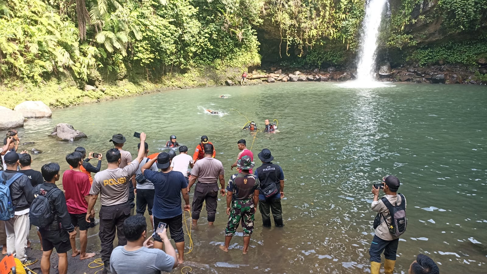 Proses evakuasi jenazah Fikri Maulana Jayadi yang tenggelam di Air Terjun Tibu Sendalem, kawasan hutan Sesaot, Narmada, Rabu (27/12).